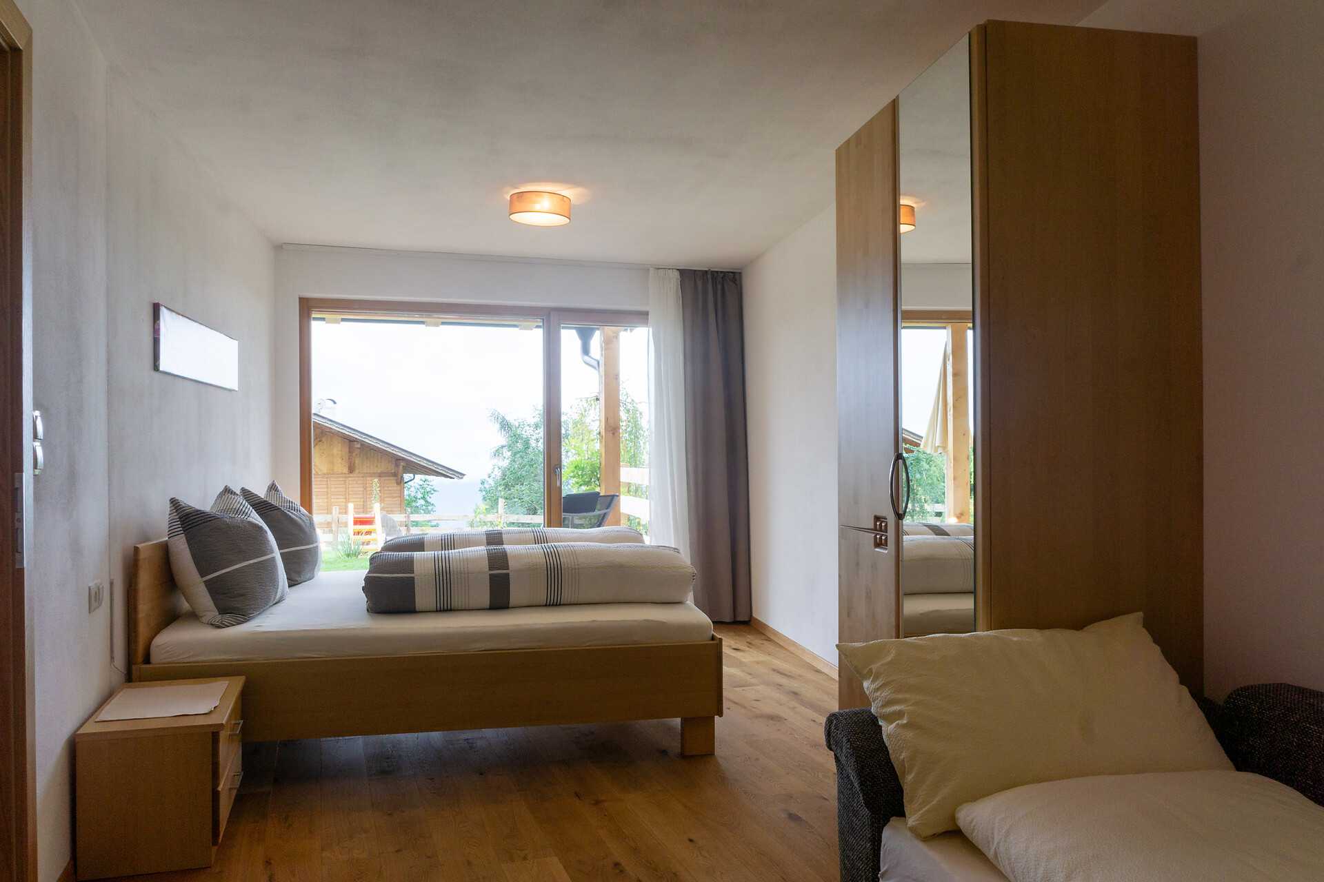 Schlafzimmer mit Blick auf die Terrasse