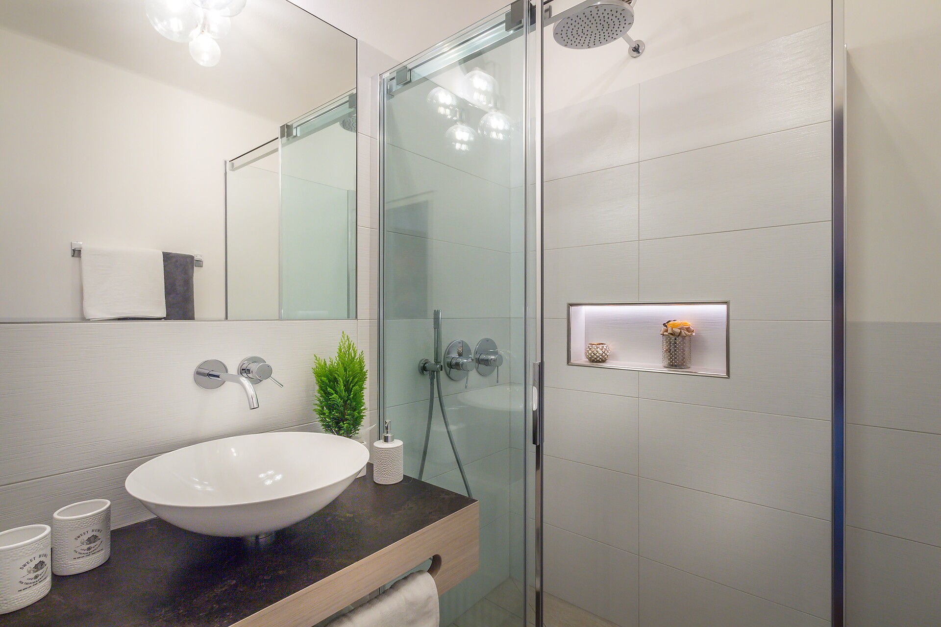Bad mit Dusche im Elegance Zimmer