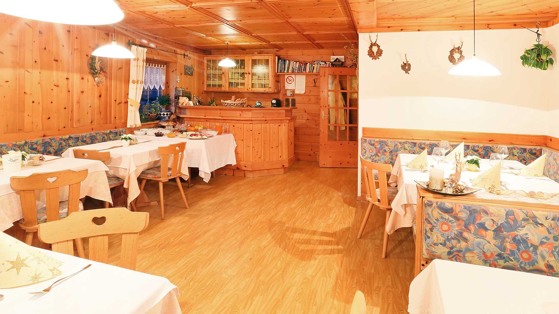 Traditional dining room & cosy lounge