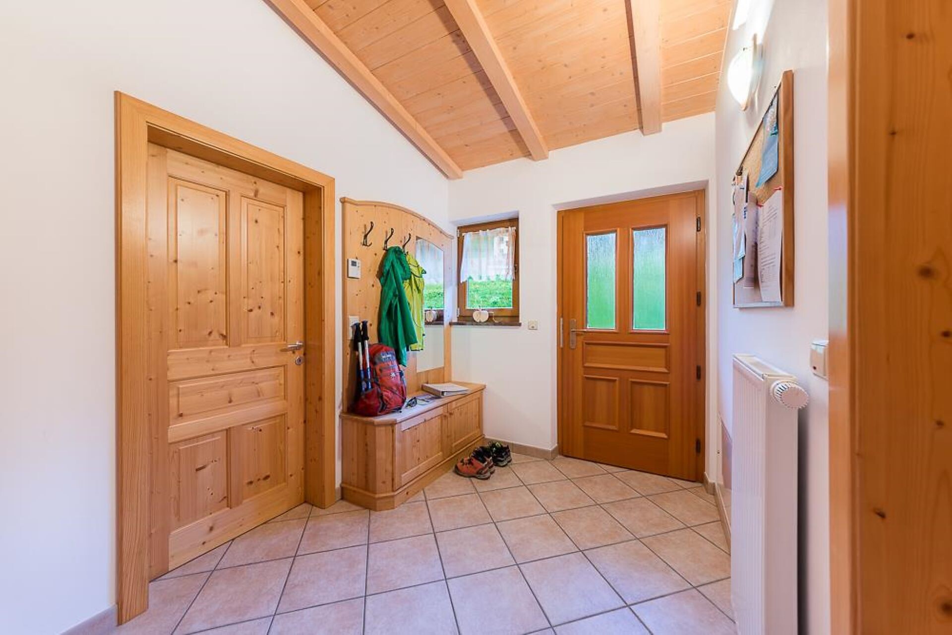 Entrance area with cloakroom
