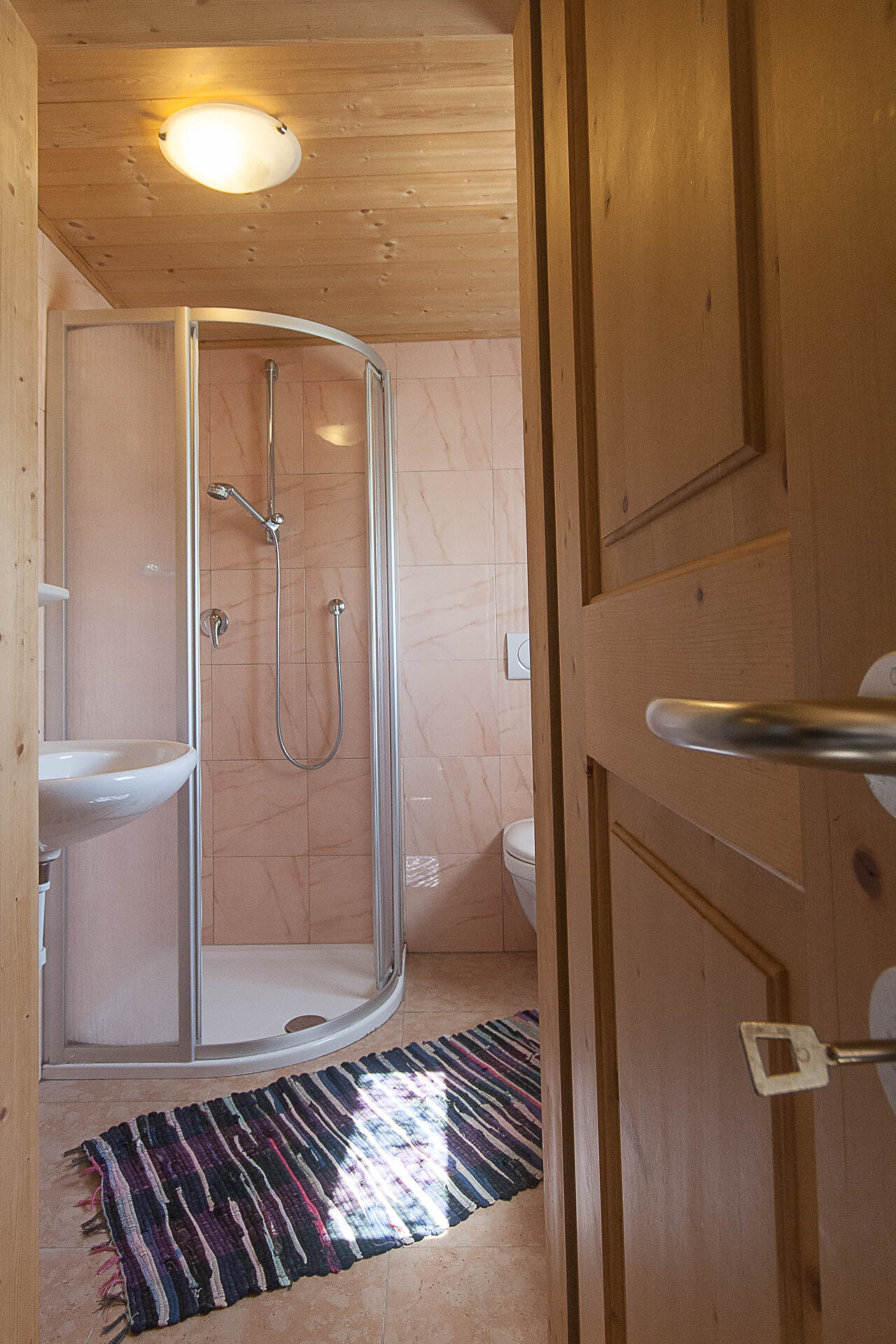 Bad mit Dusche und WC