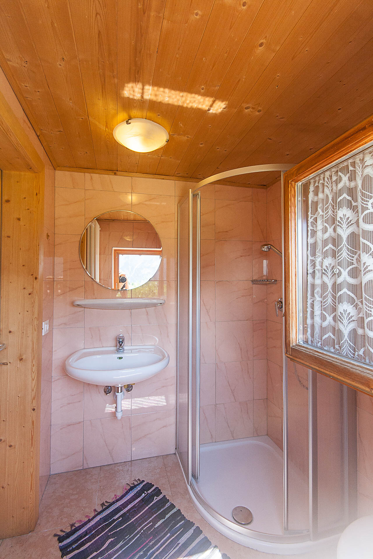 Bad mit Dusche und WC
