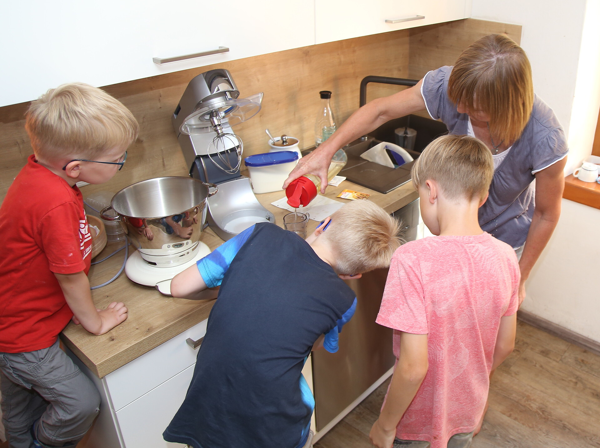 Mit den Kinder beim Kuchen backen