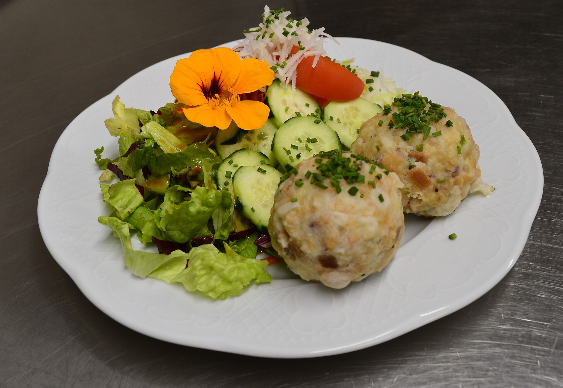 Speckknödel mit Salat