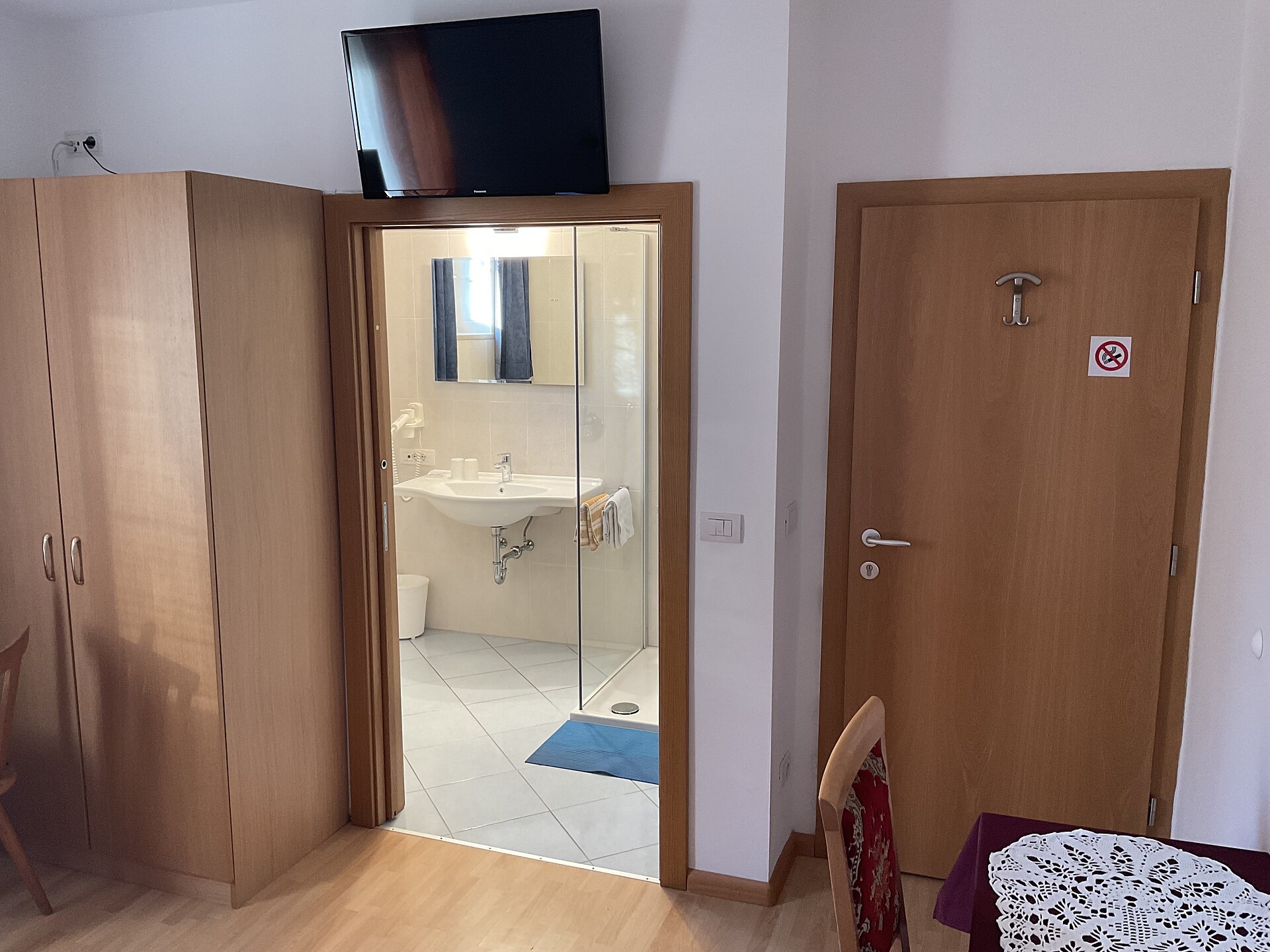Roma with 2 single bed