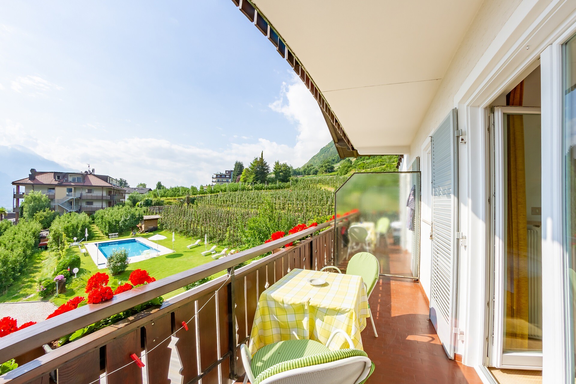Balcone con vista piscina