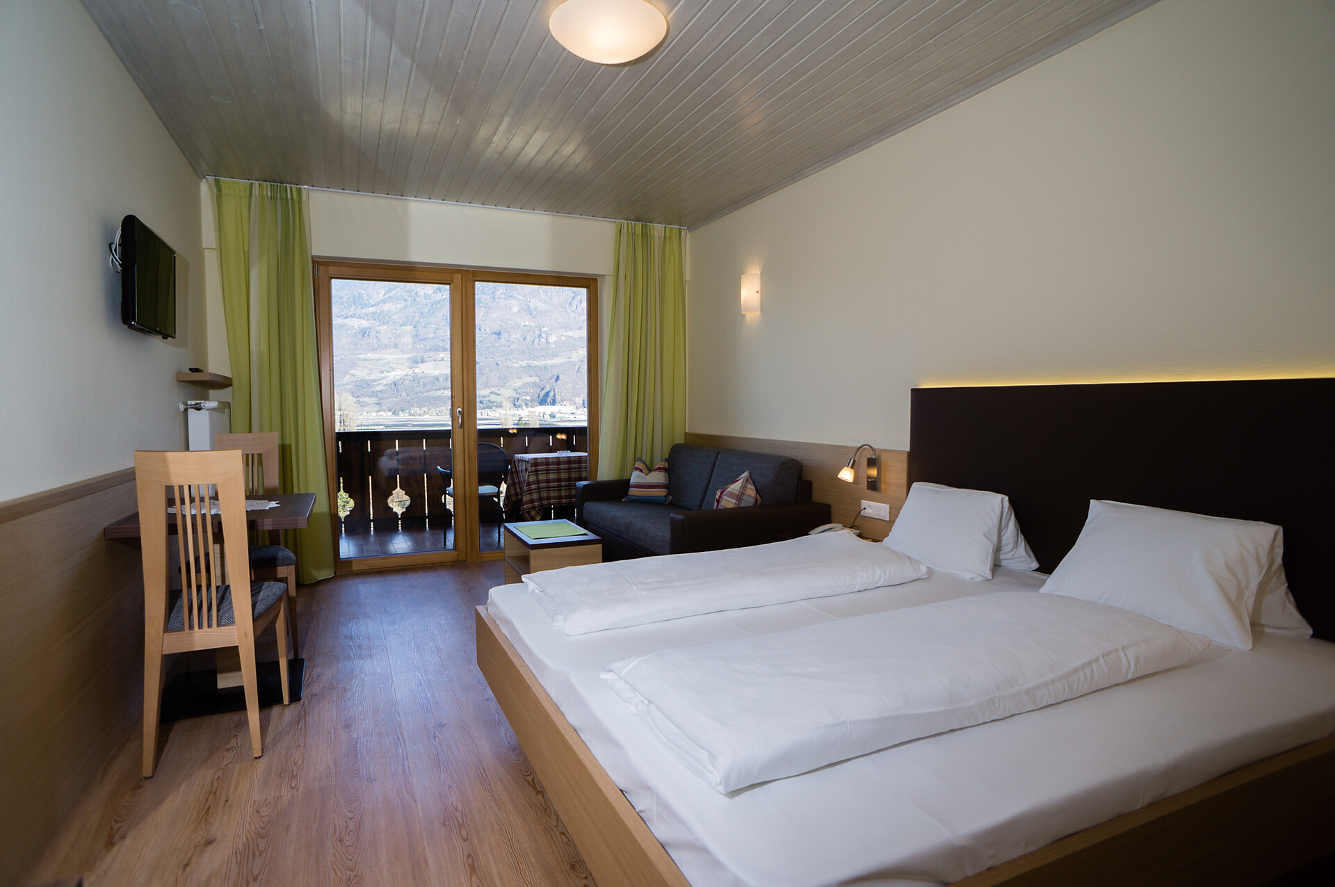 Neu renoviertes Doppelzimmer mit Talblick