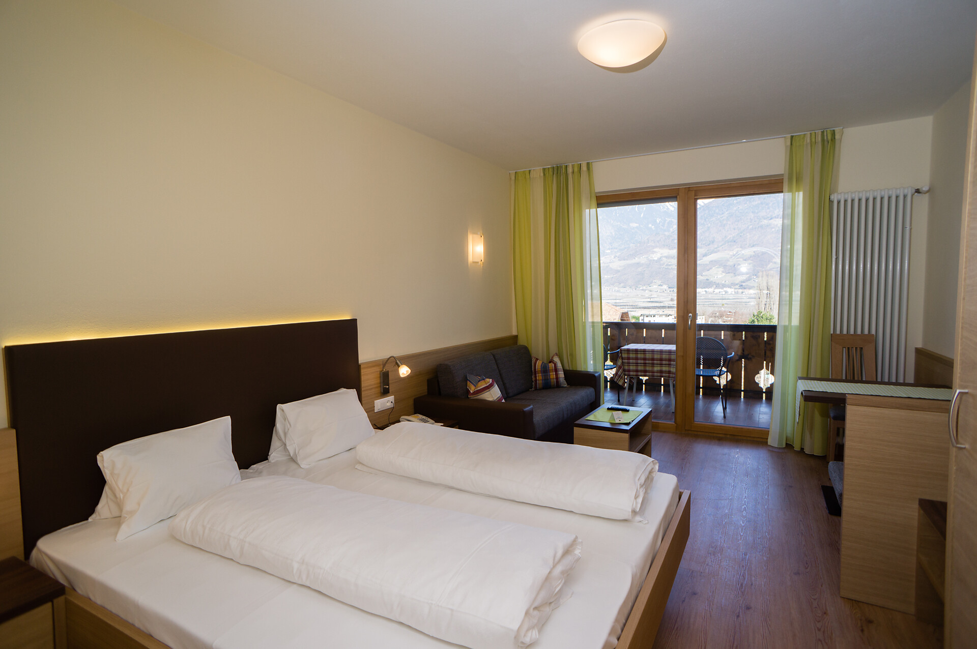 Neu renoviertes Doppelzimmer mit Talblick