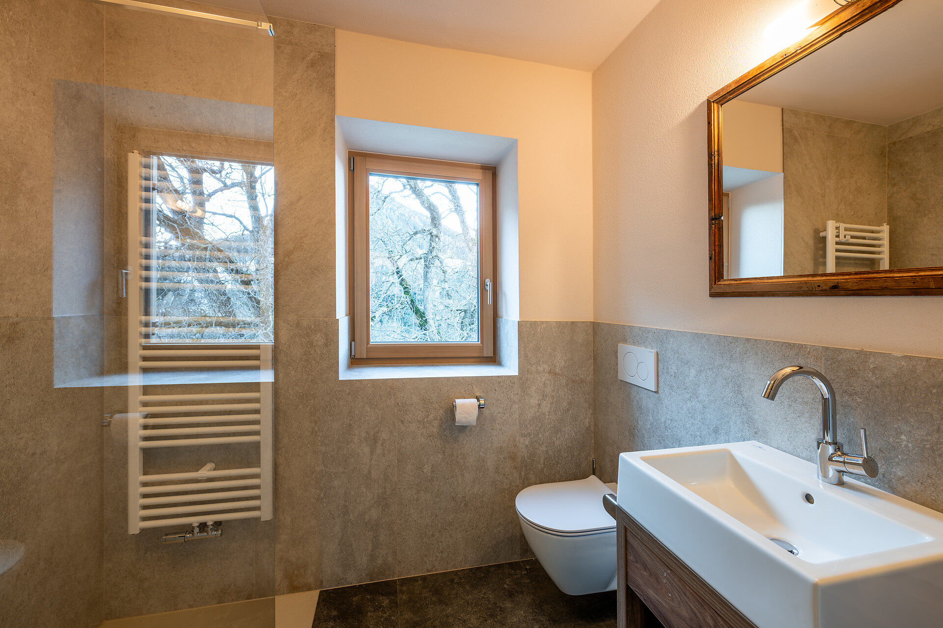 Badezimmer mit Bodenheizung, Fenster, WC, Bidet, Fön und feinen Details