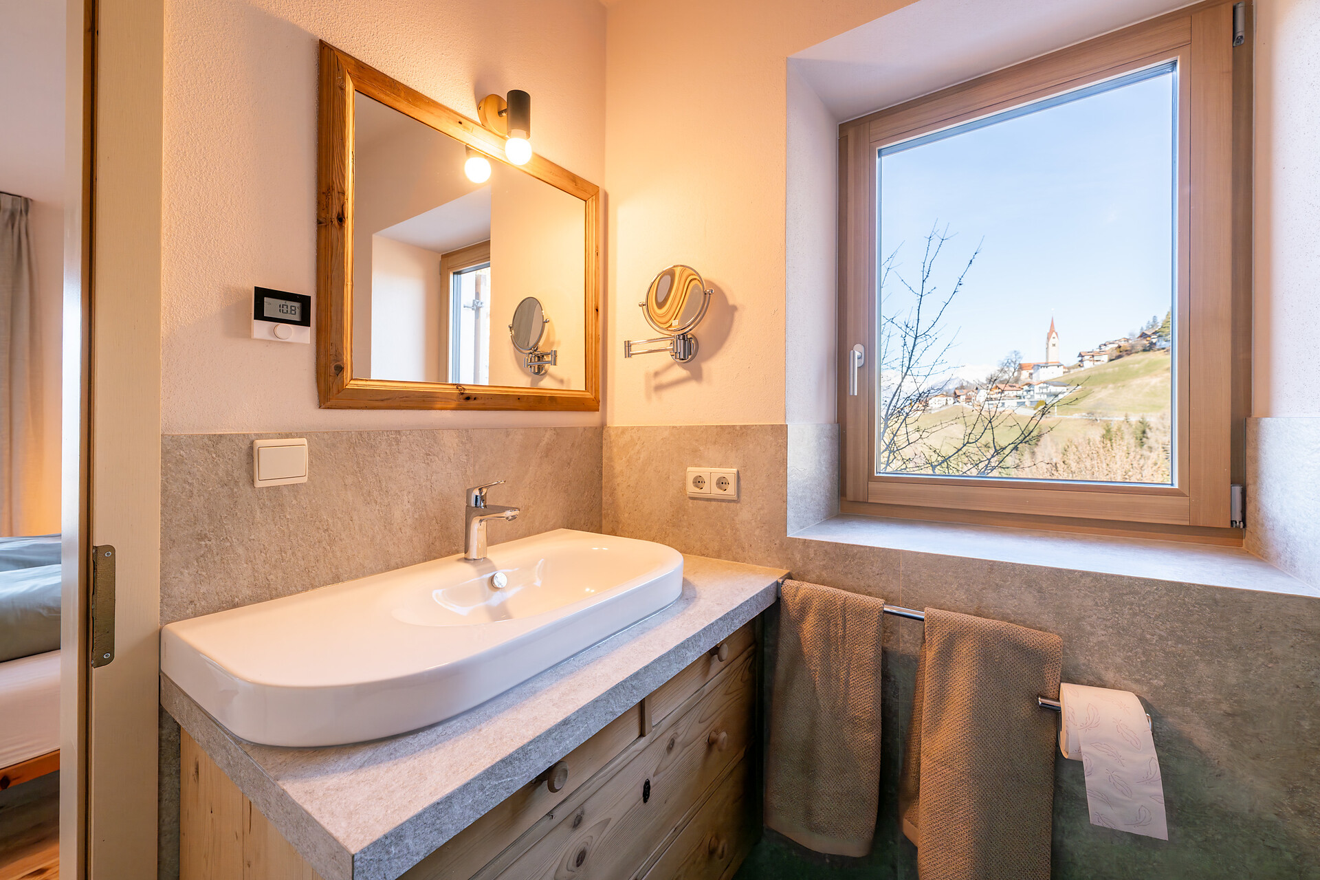 Badezimmer mit Bodenheizung, Fenster, WC, Bidet, Fön und feinen Details