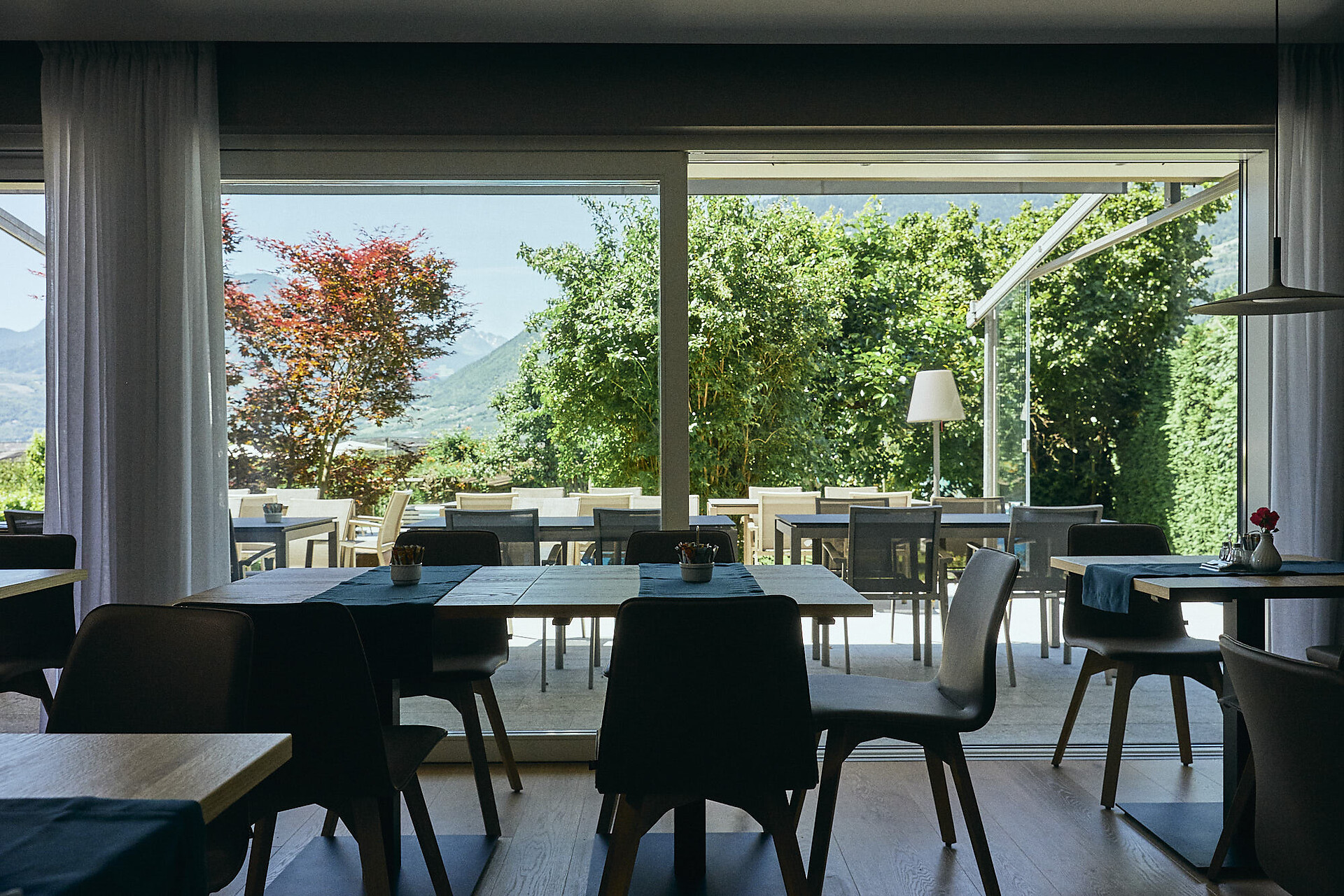 Frühstücksraum mit Blick auf die Terrasse