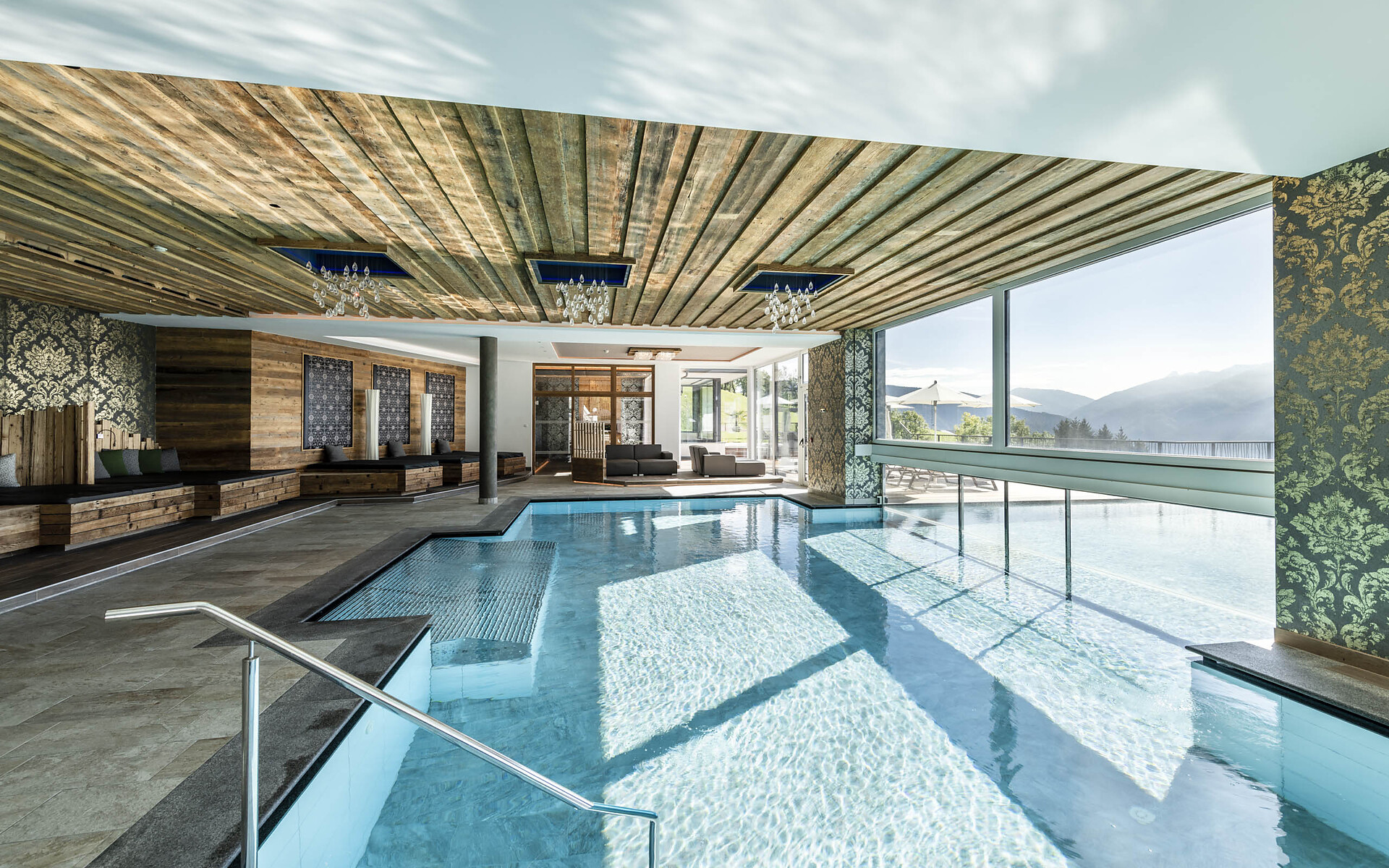 indoor swimmin gpool