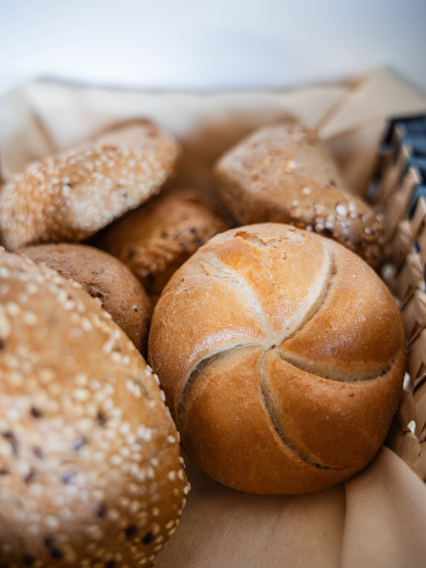 Morgens im Frühstücksraum duftet es nach frischen Brötchen!