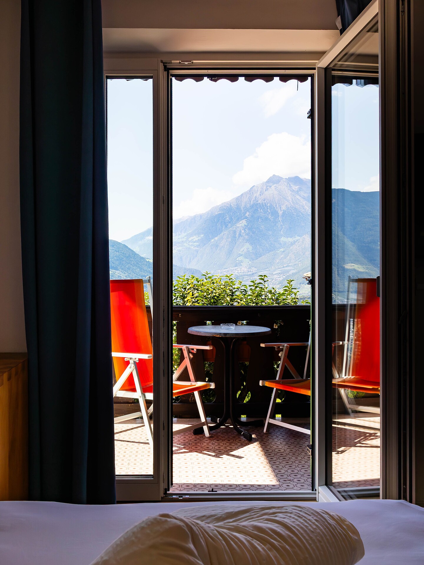 Vor einem erlebnisreichen Urlaubstag die ersten Sonnenstrahlen am Balkon genießen...