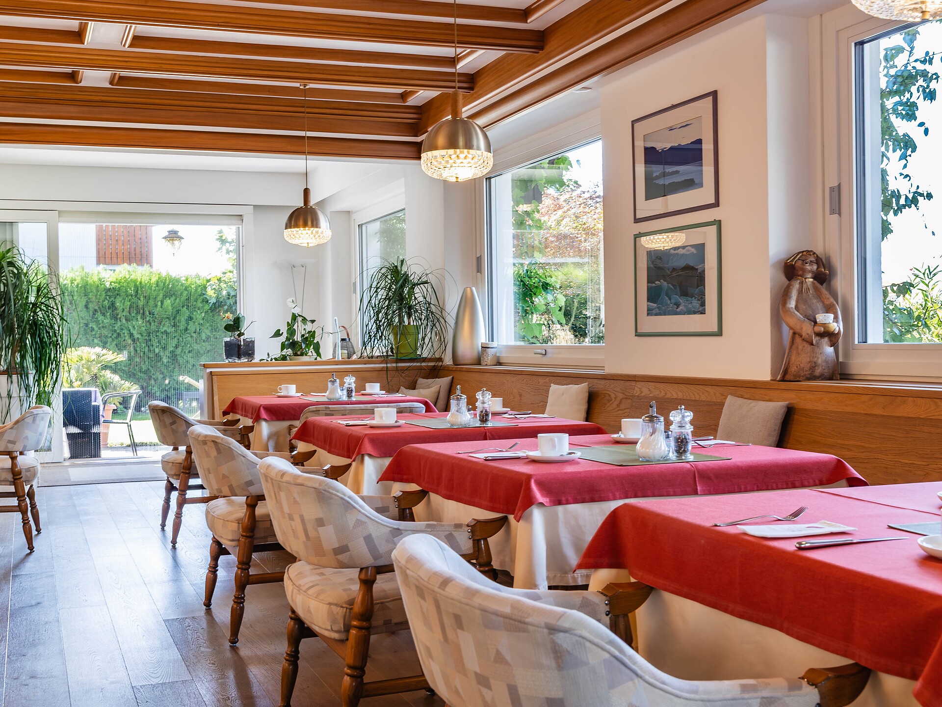 Unser lichtdurchfluteter Frühstücksraum mit Verbindung zur Sonnenterrasse