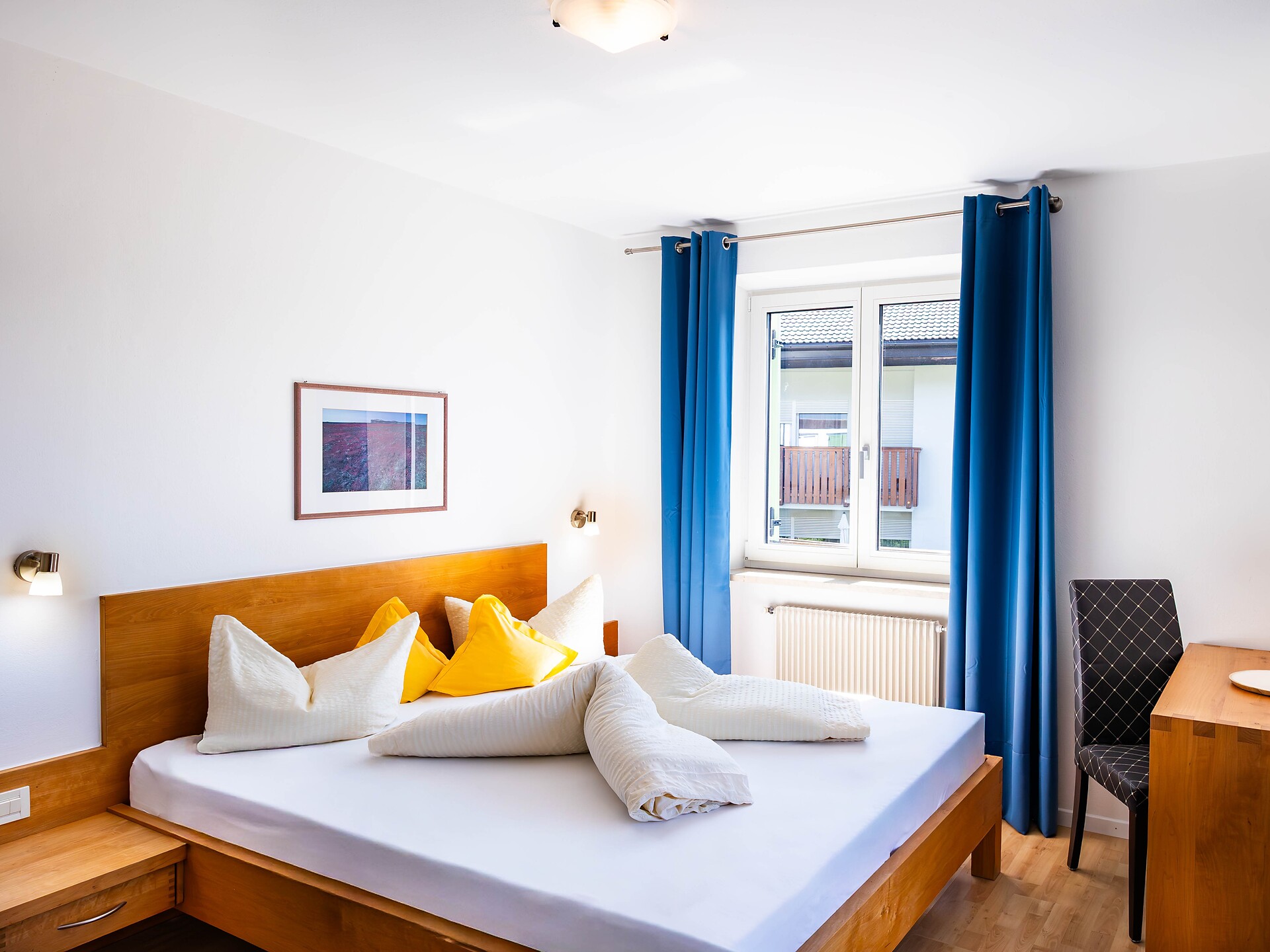 Unsere Zimmer: hell, freundlich und mit naturbelassenem Holz eingerichtet