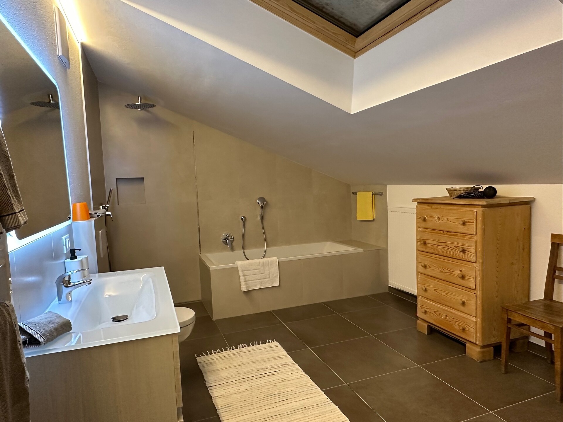 Neu renoviertes, großzügiges Badezimmer des Mansarden