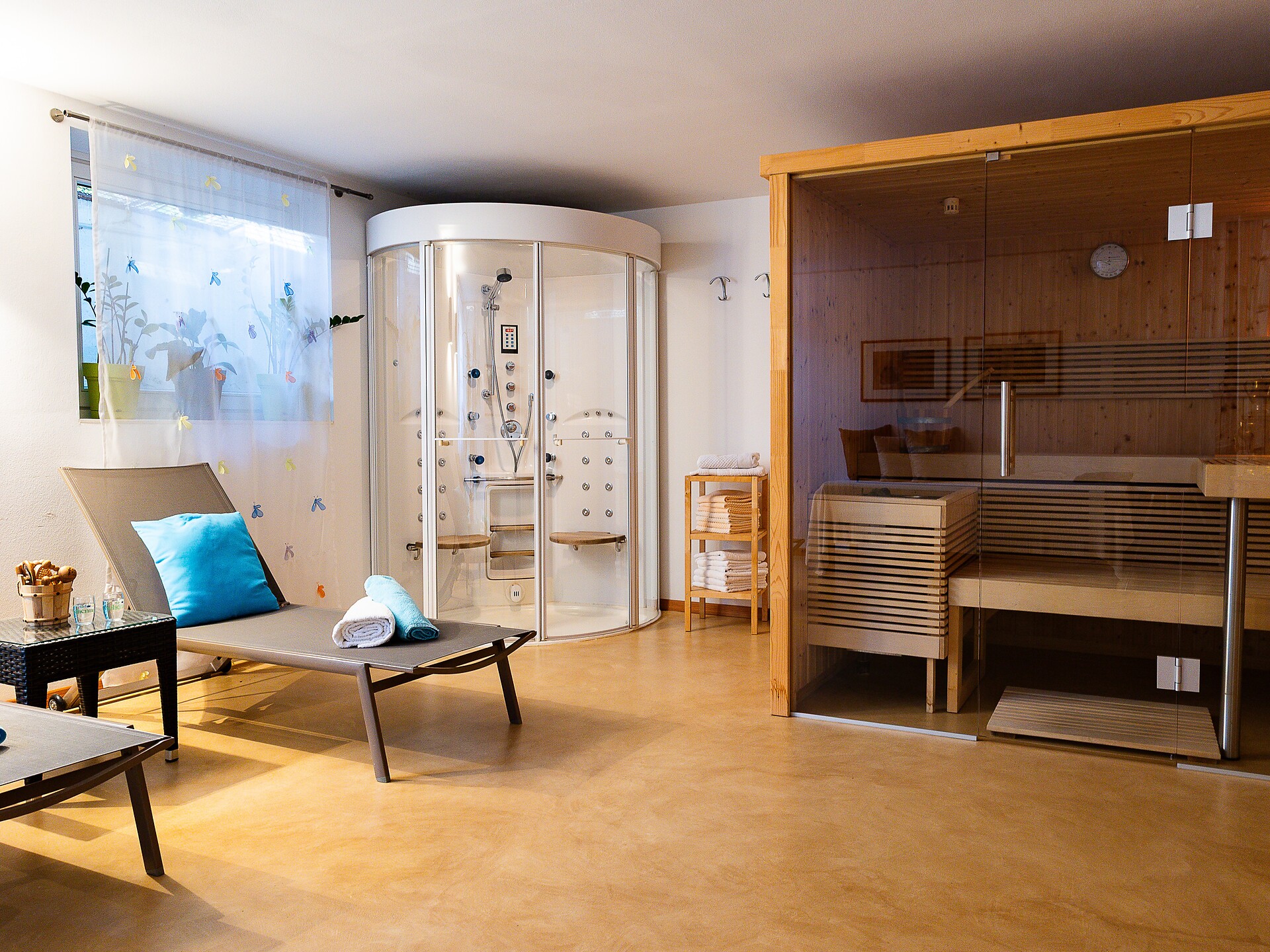 Neu gestalteter Saunabereich mit Ruheraum und Erlebnisdusche