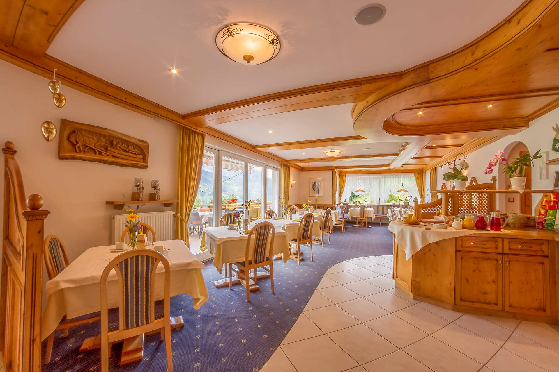 breakfast room