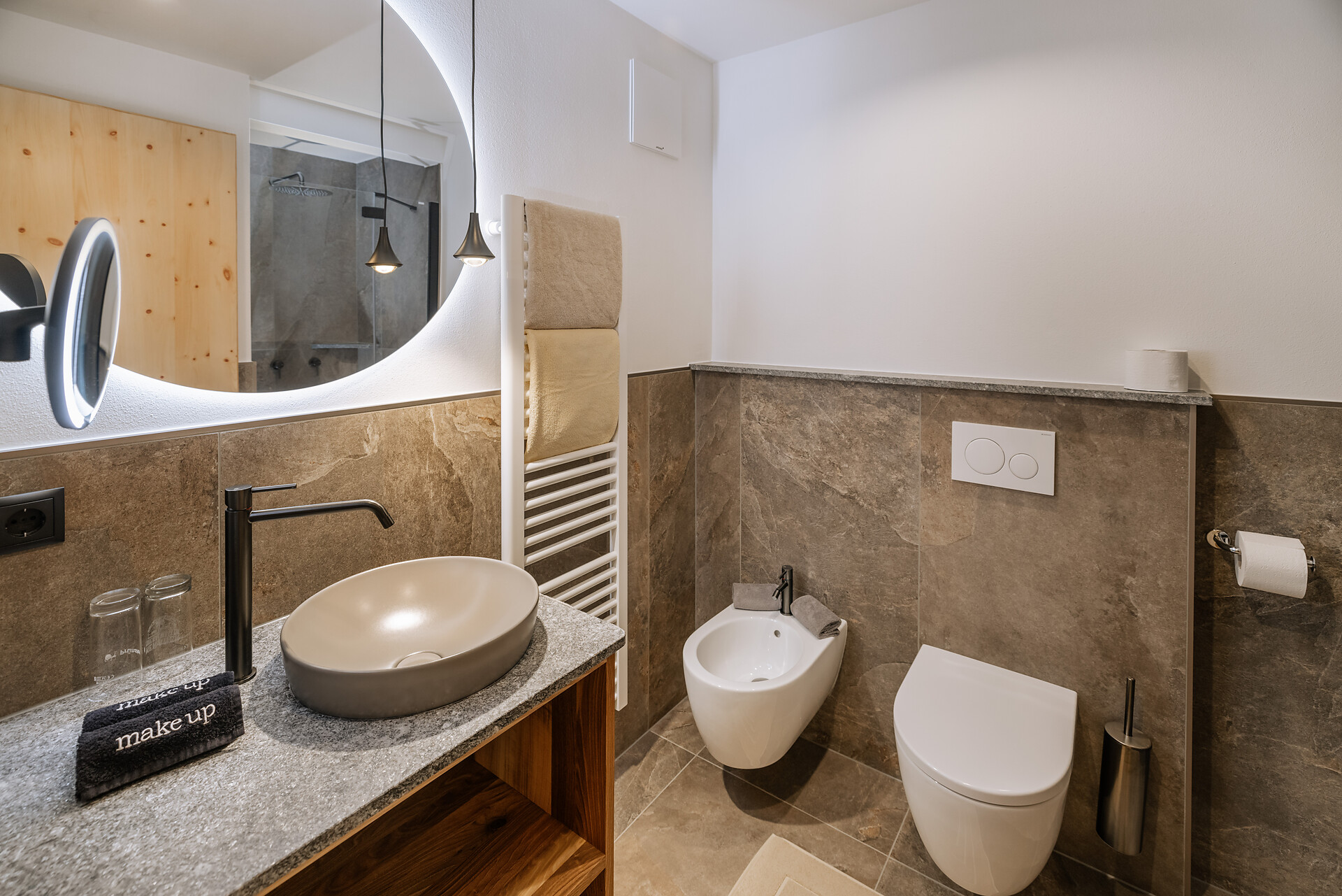 Badezimmer Juniorsuite "Zirbe"