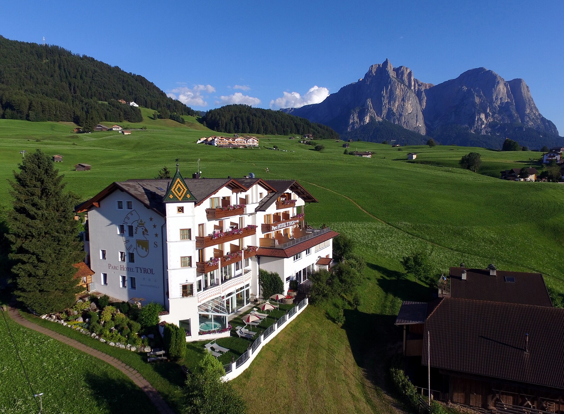 The Parc Hotel Tyrol in the midst of the Green