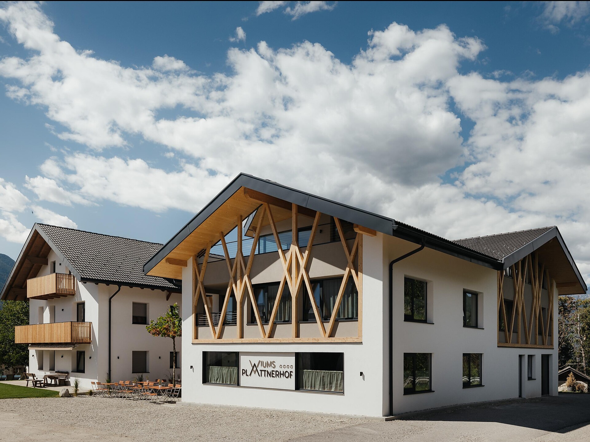 Plattnerhof mit Rodeneck im Hintergrund