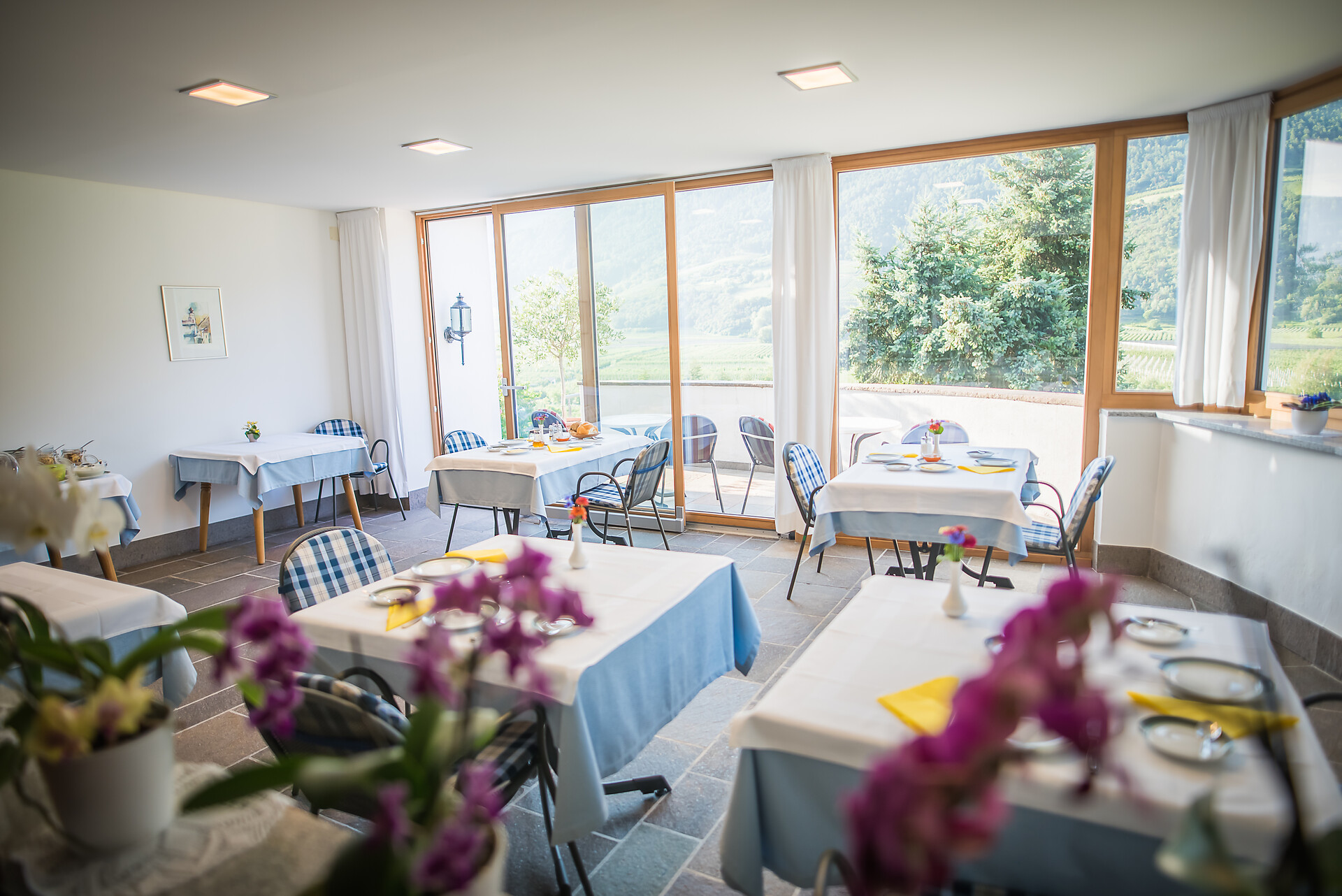 breakfast room