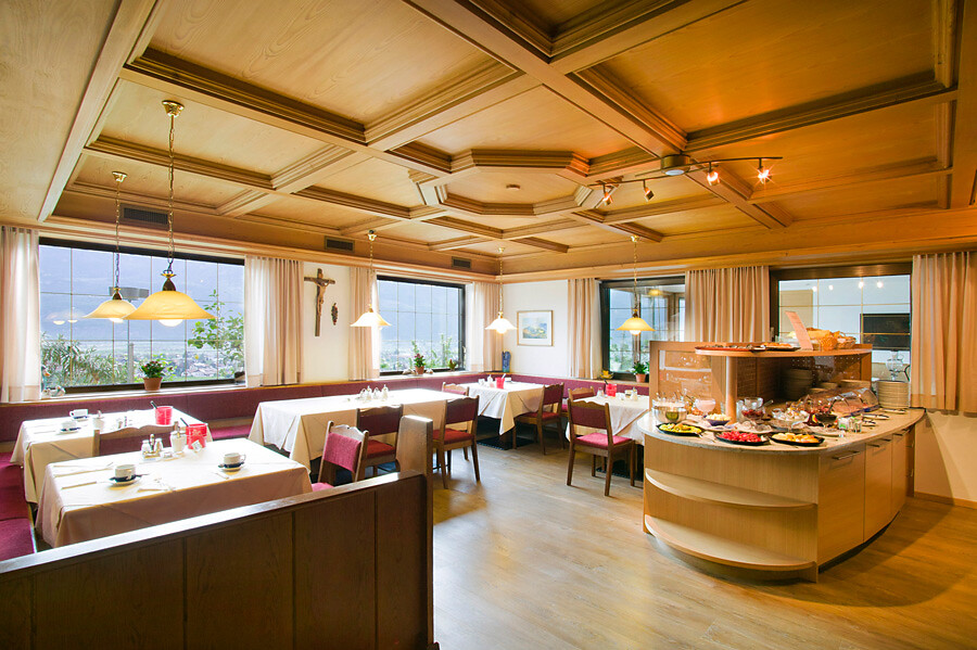 Breakfast room in the Panorama Hotel Garni Buehlerhof in Lana