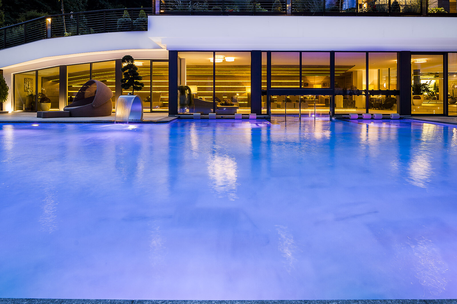 Outdoorpool by night