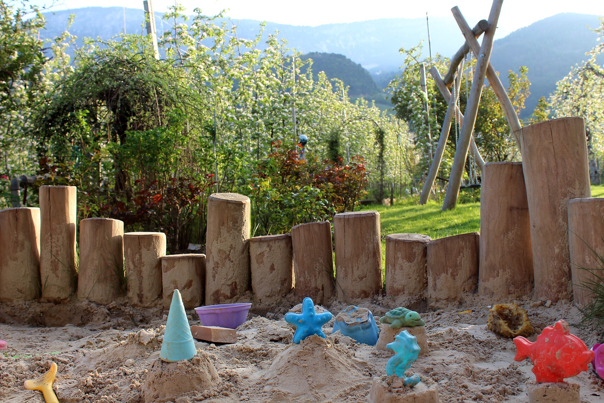 Der Sandkasten im Kinderspielplatz