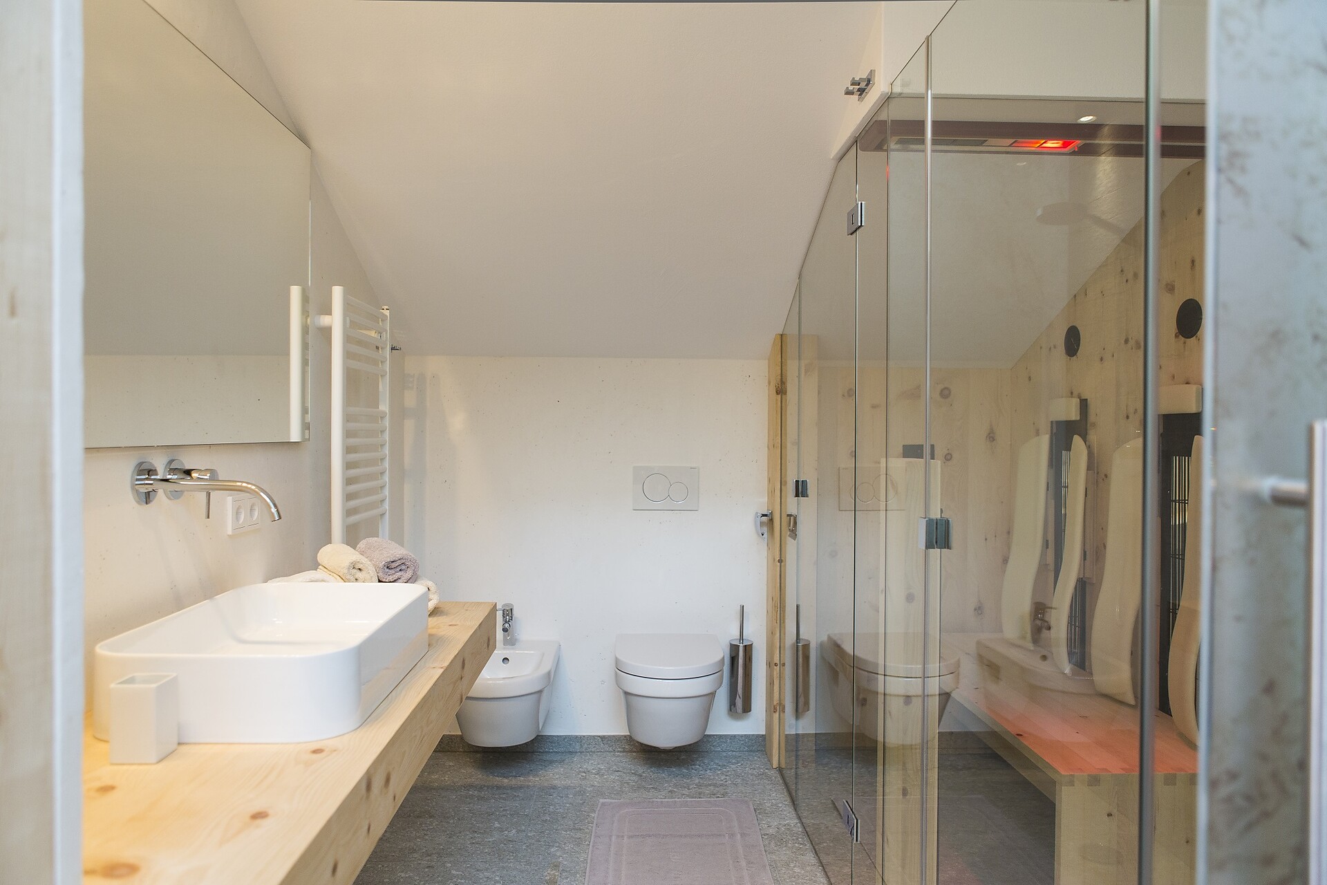 bagno con doccia e cabina infrarossi