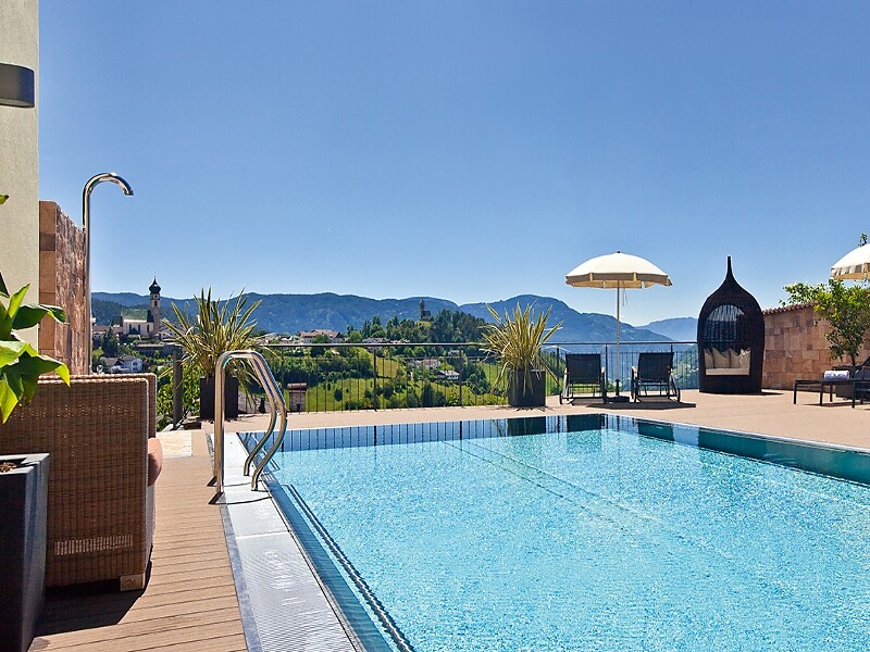 piscina all'aperto con fantastica vista panoramica