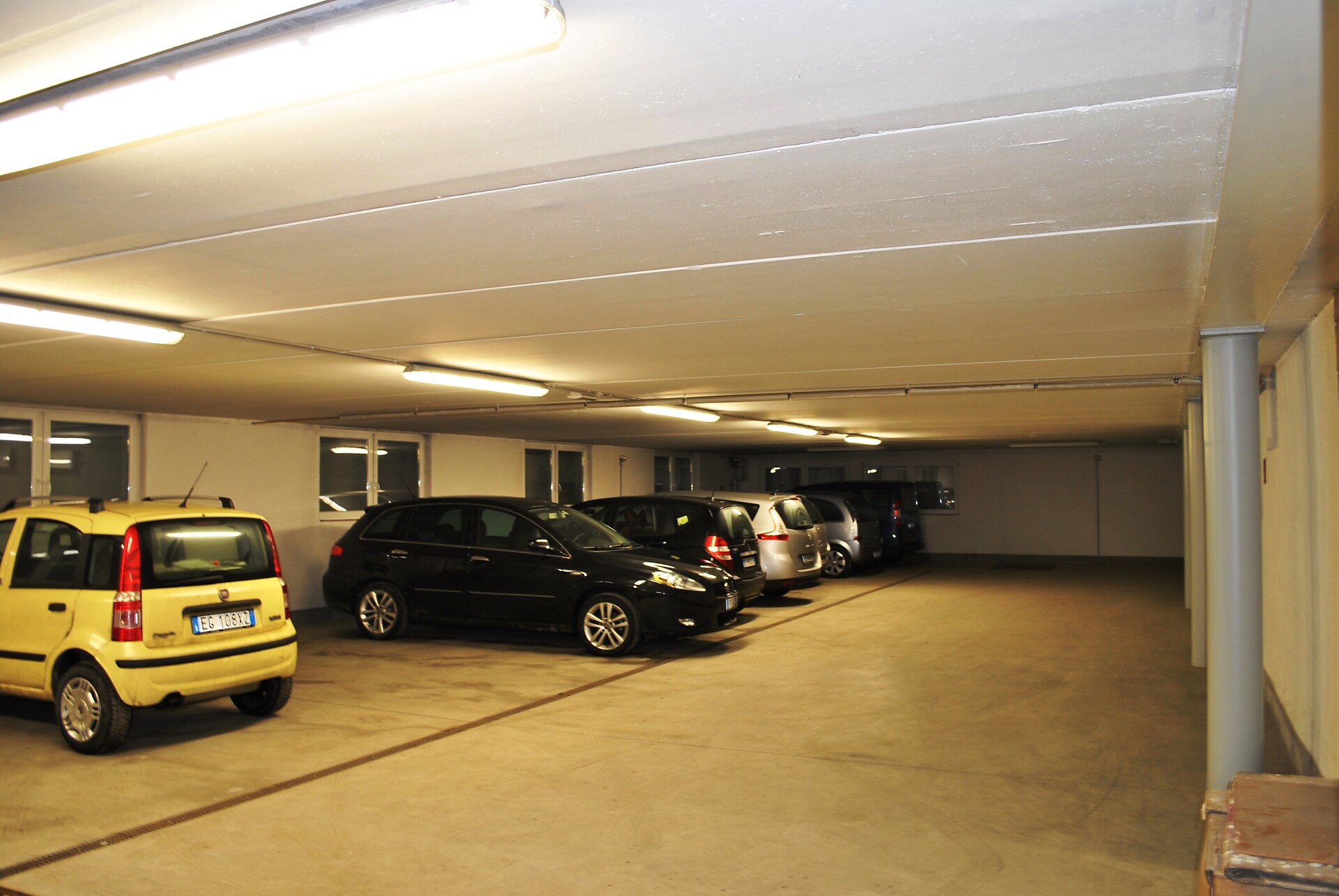 Großer unterirdischer Parkplatz