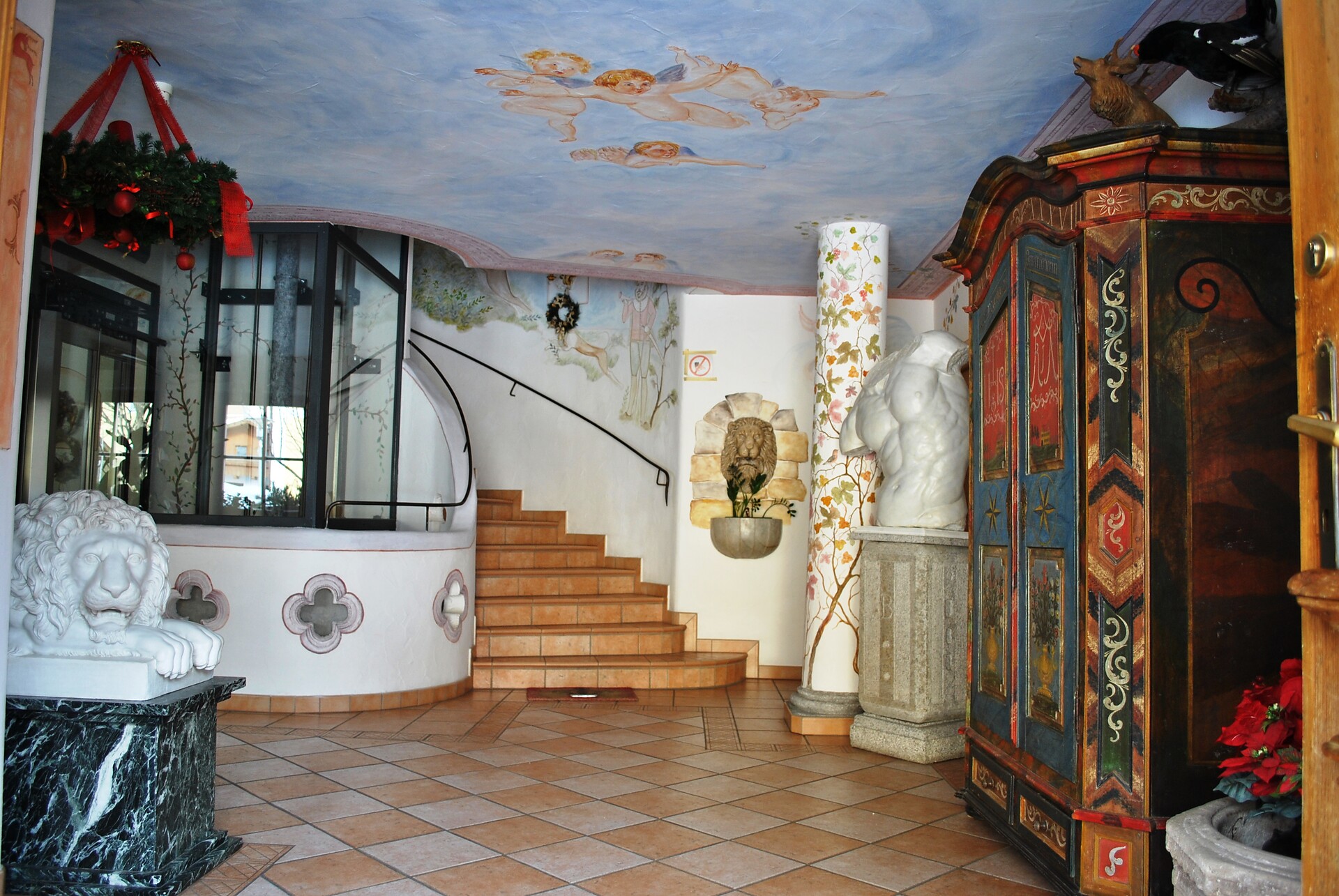 Eingangshalle geprägt von Holz und Marmor