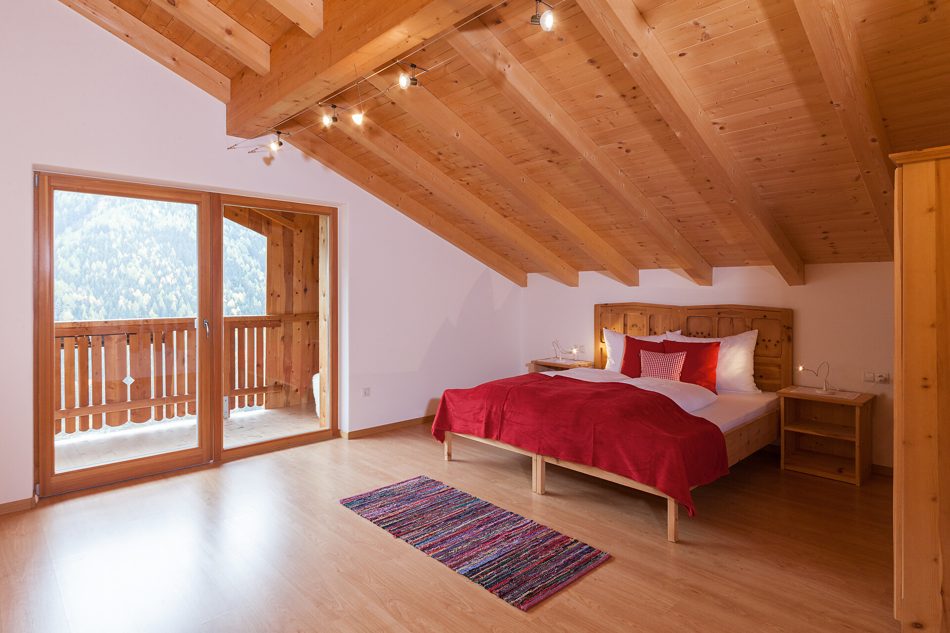 Apartement pine double bed
