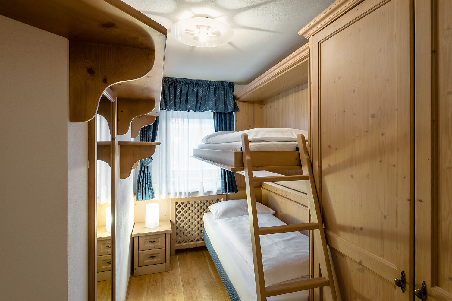 Bedroom with bunk beds (upper bed extractable)