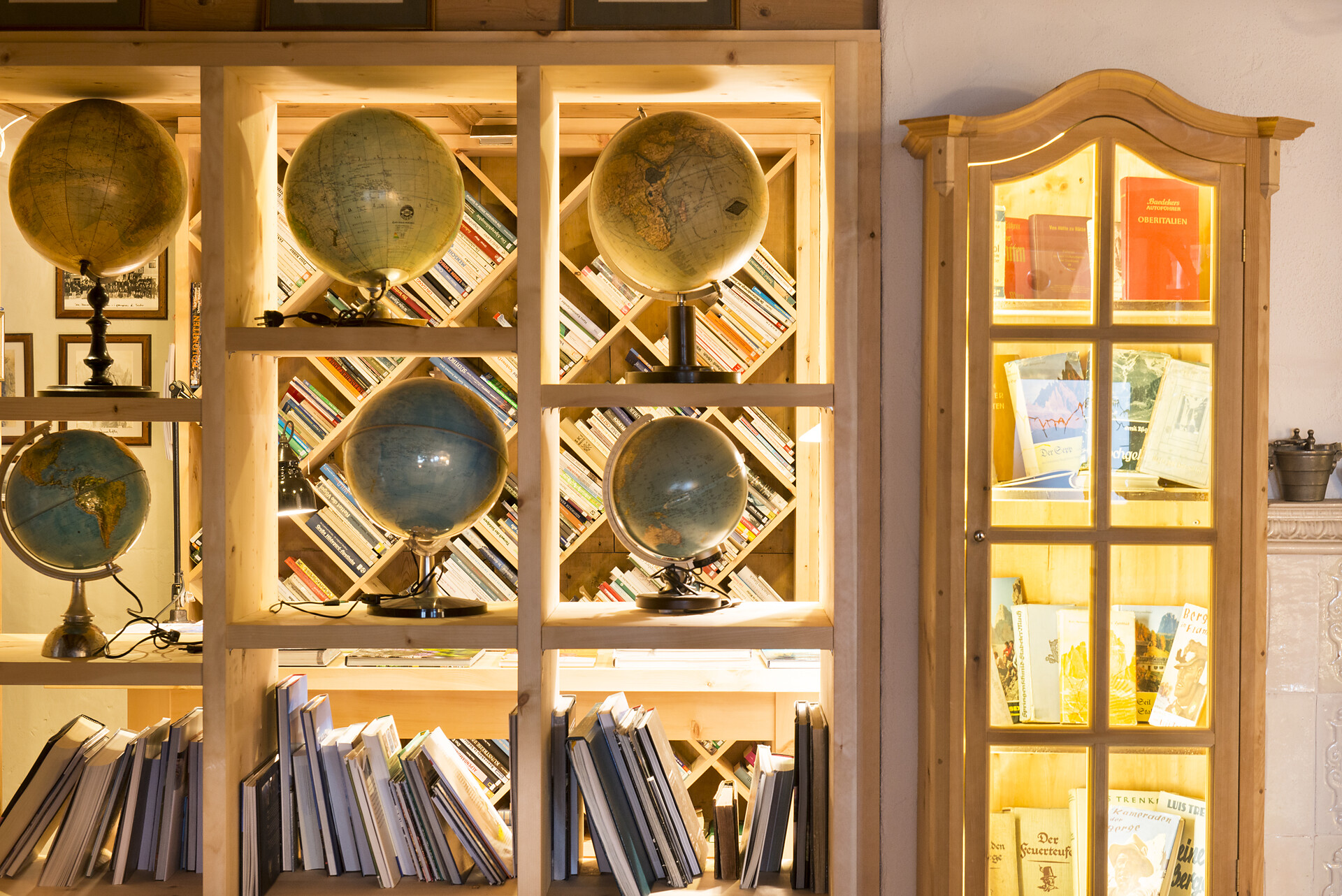 Berghotel Library
