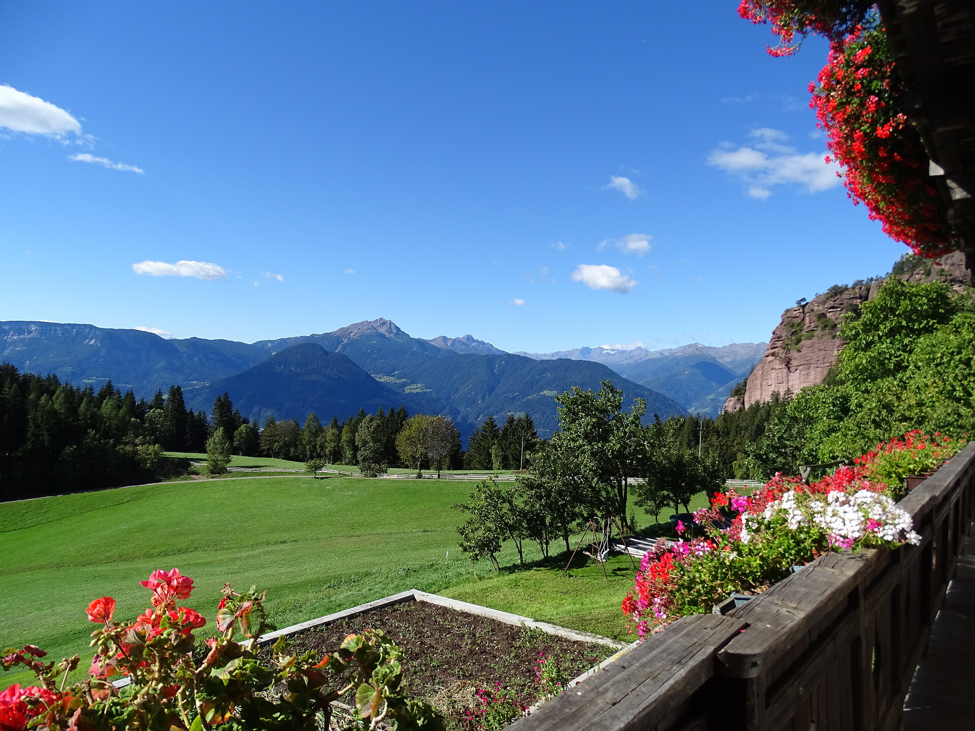 Vista panoramica dal maso Rotsteinhof a Verano, Alto Adige