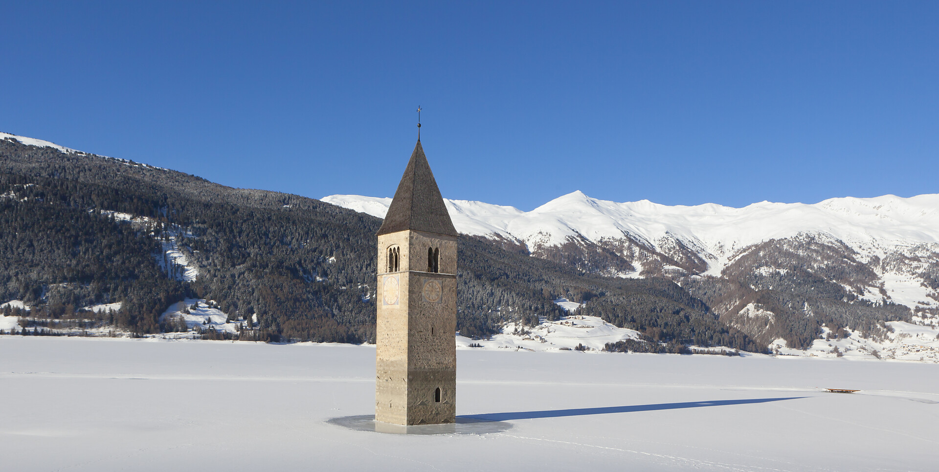 Campanile nel lago di Resia in inverno