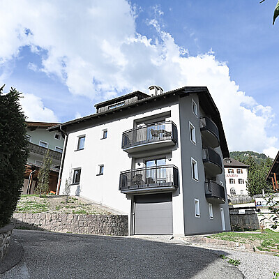 BILD VOM HAUS MIT GARAGE