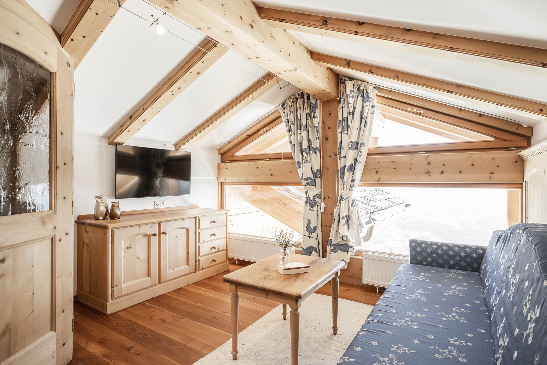 Schlafzimmer mit Leseecke und TV Bereich