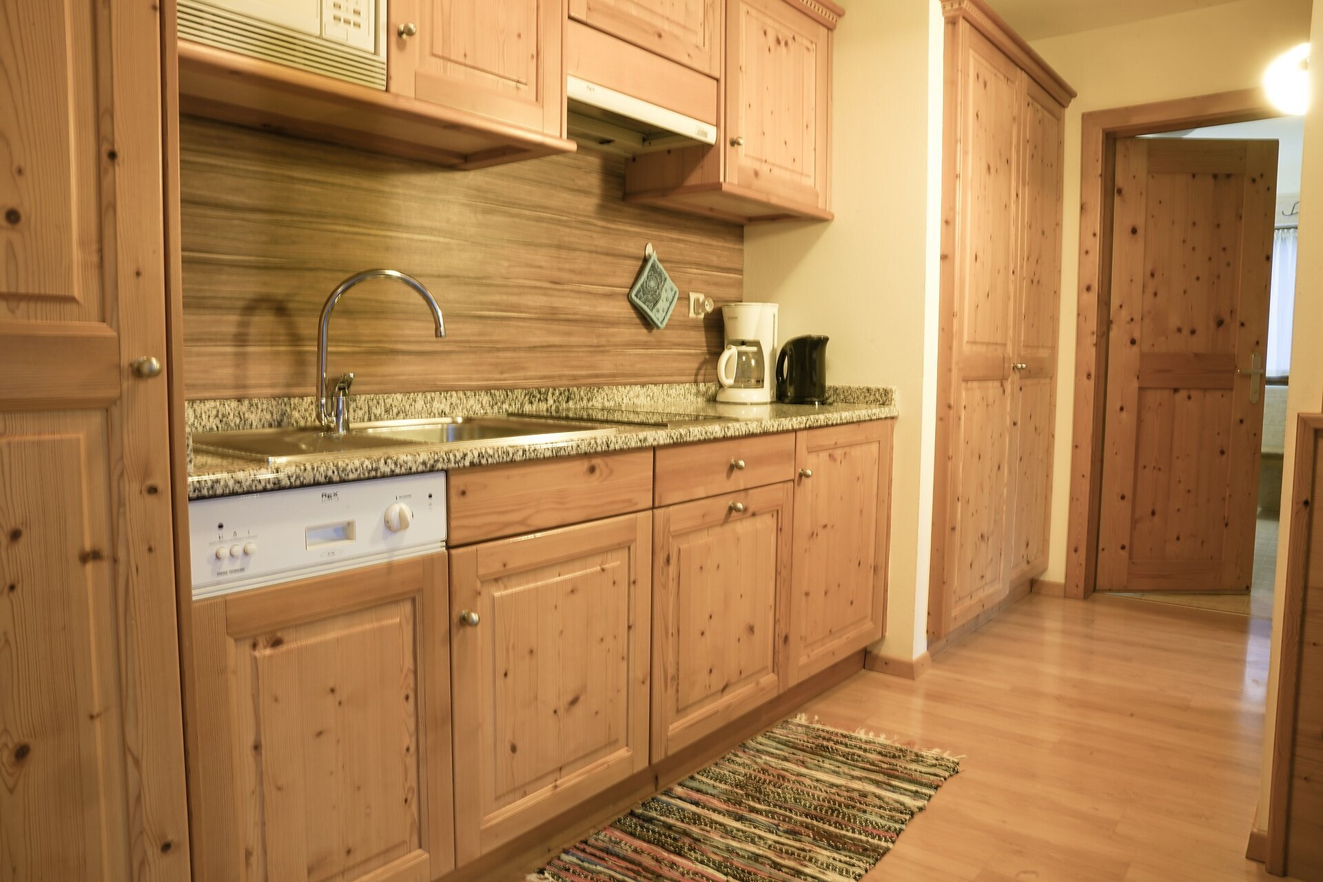 Apart. aidin, barantl, cier: kitchen/living area