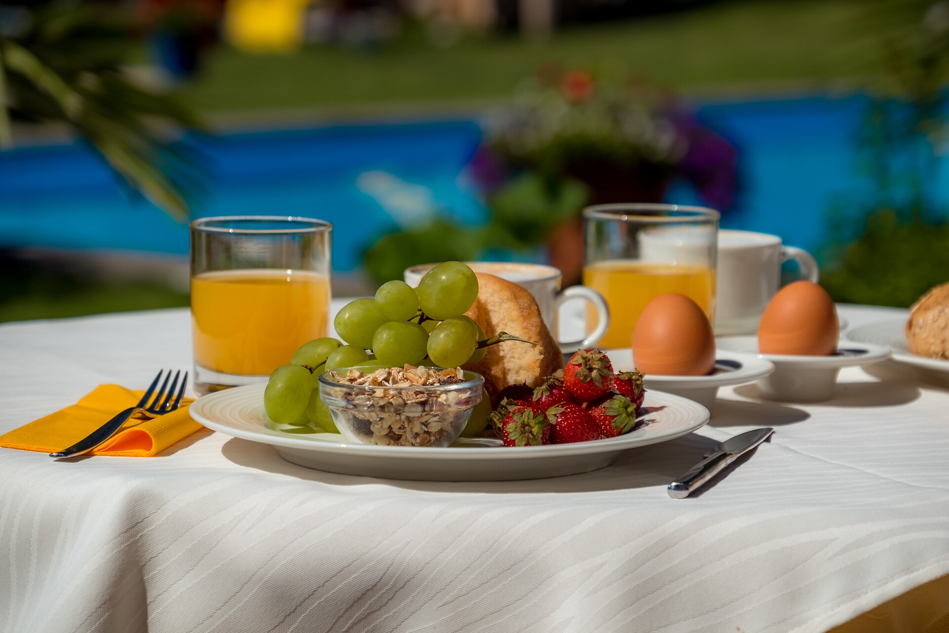 Breakfast by the pool