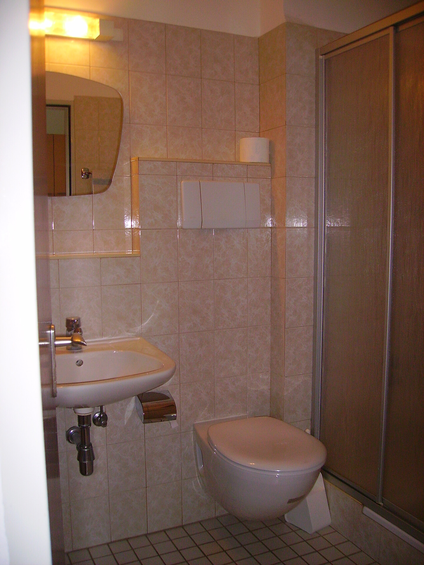 Bagno con doccia e lavandino