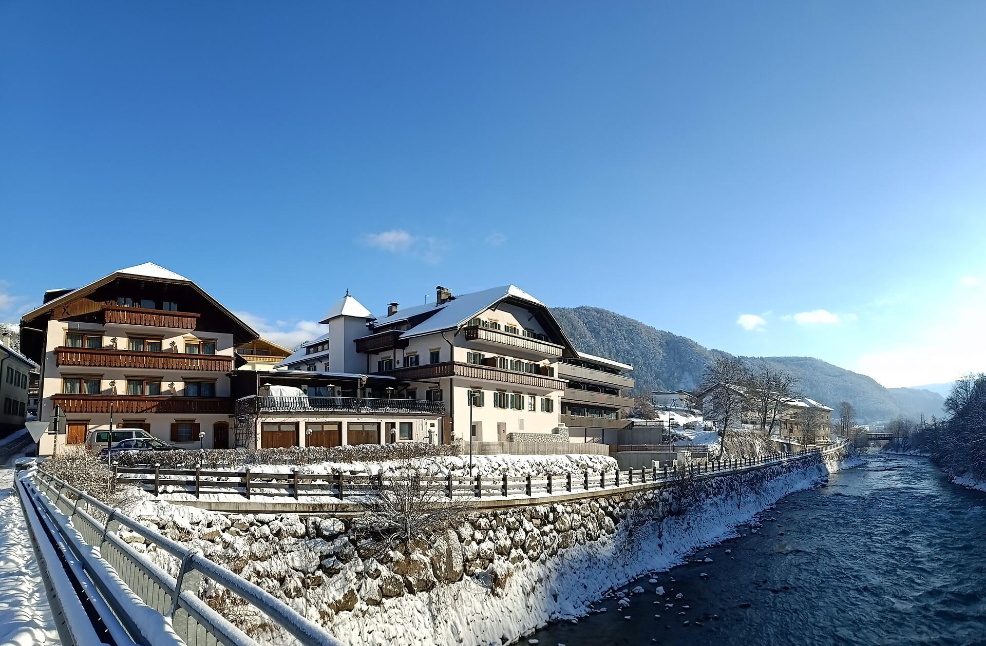 River Hotel Post