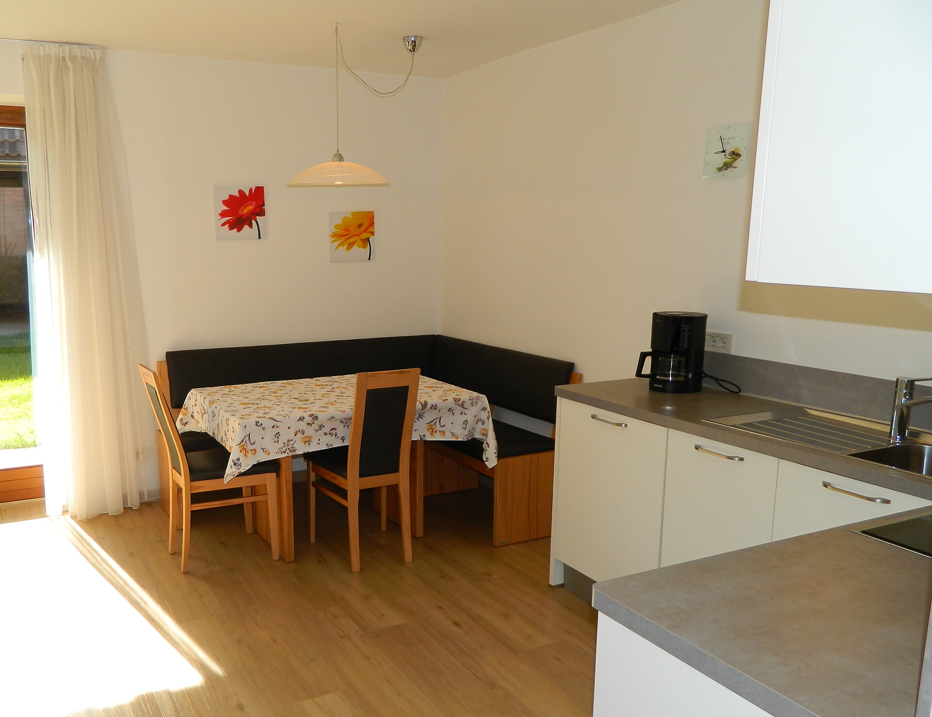 apartment parterre dining area