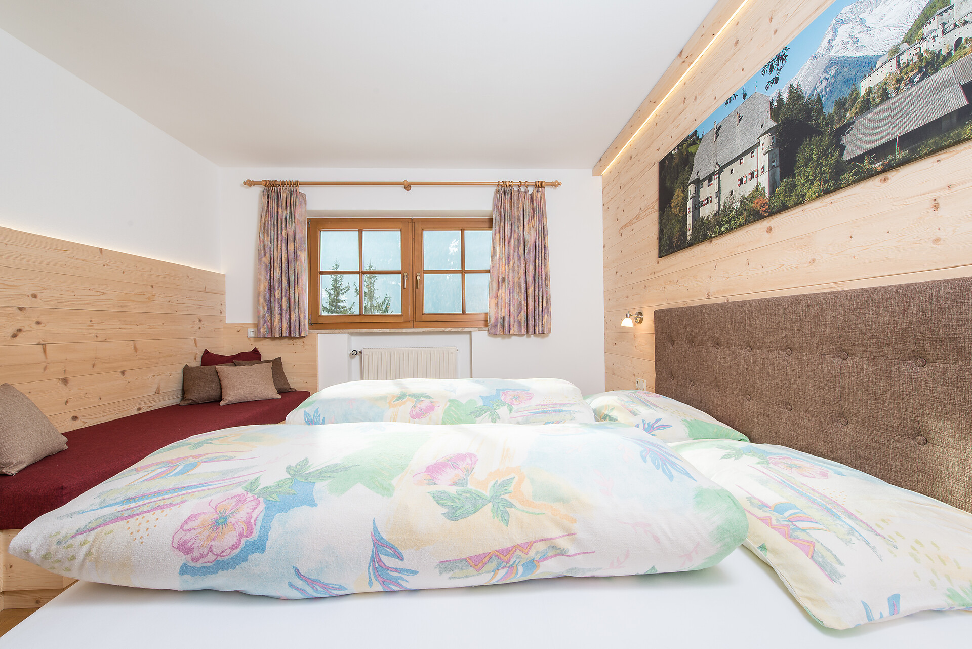 Room in spruce natural wood