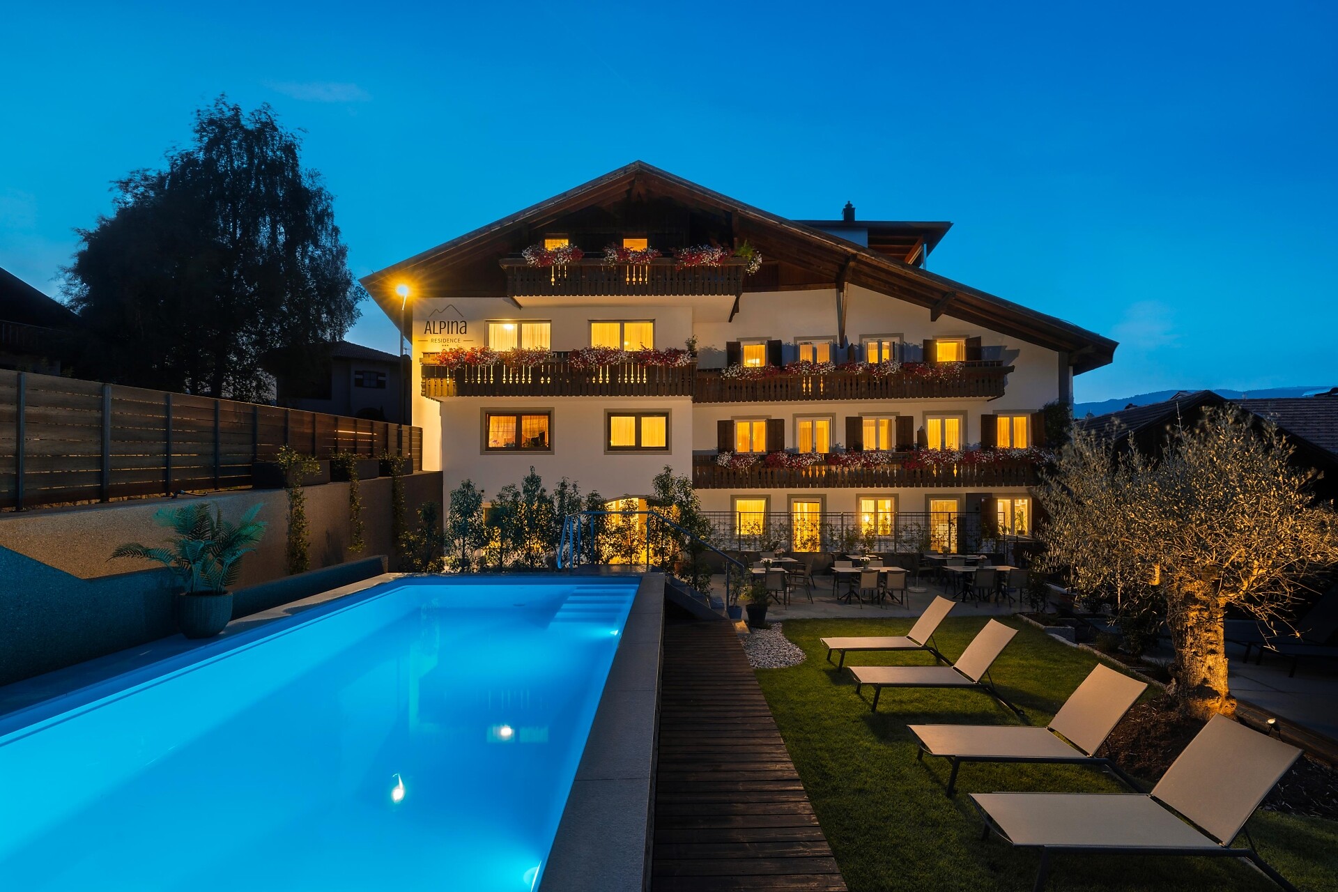 Residence Alpina by night