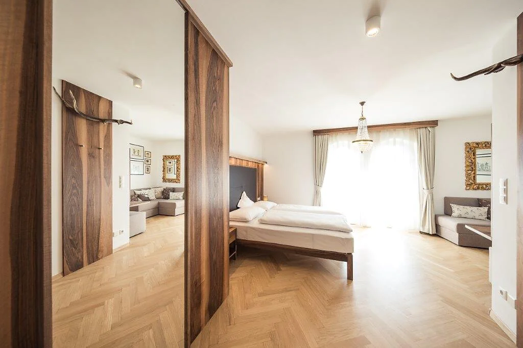 Romantik Art Hotel Jagdhof Caldaro sulla Strada del Vino 2 suedtirol.info