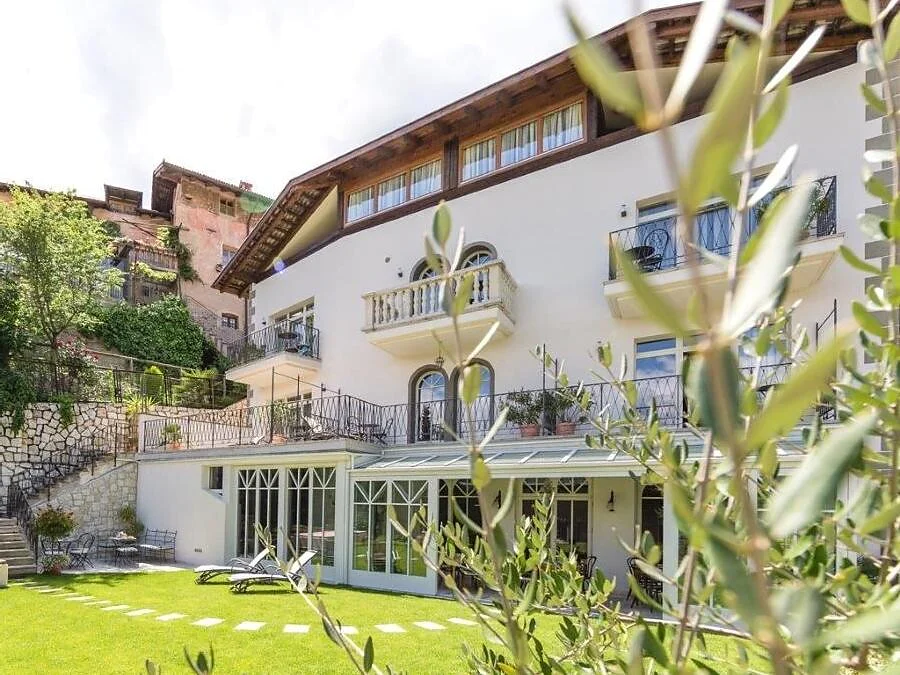 ROMANTIK ART Hotel Jagdhof Torgglkeller Caldaro Paese Kaltern Dorf Book now South Tyrol